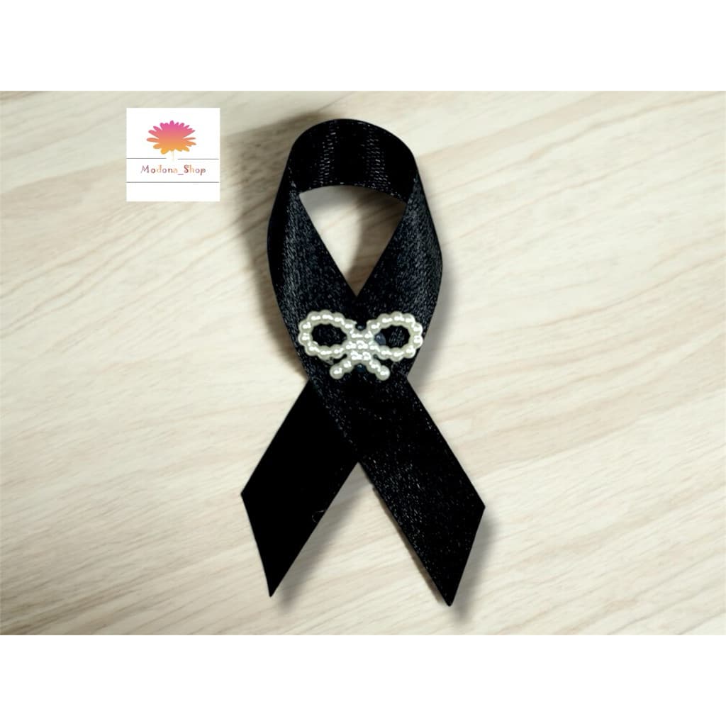 โบว์ไว้ทุกข์ ขนาดริบบิ้นหน้ากว้าง 1.5 cm ทำจากริบบิ้นผ้าต่วน ใส่เข็มกลัดแป้นพร้อมใช้งาน (ราคาต่อชิ้น)